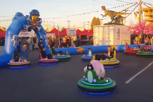今年夜市加入娛樂的元素，安排多條恐龍模型在兒童玩樂區擺放，營造主題公園的氣氛。