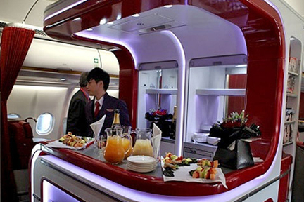 很多航空公司的空中酒吧只供商務旅客使用，但香港航空的航機上，商務艙和經濟艙都設有空中酒吧，為所有旅客提供多款特色飲品及小吃。