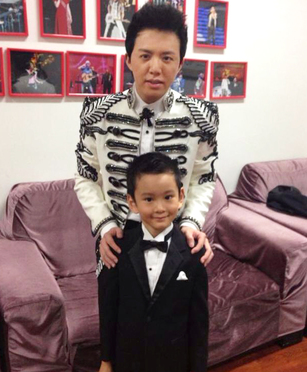 2013 年除夕，6 歲的 Ryan 獲邀在李雲迪的北京音樂會擔任表演嘉賓。李雲迪是 Ryan 的偶像，能夠和偶像見面令 Ryan 極為興奮。