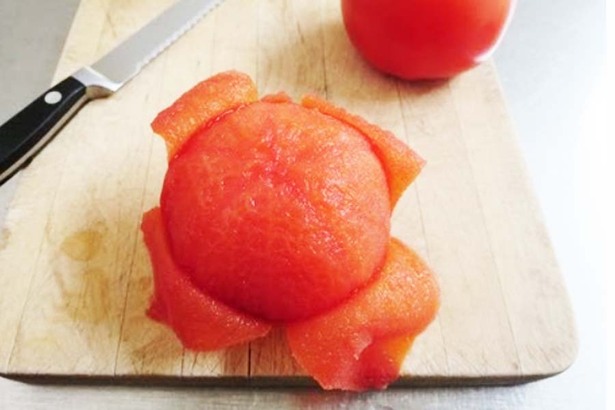 先用刀在番茄的表皮上輕輕劃一個「十」字，再放入沸水中浸泡大約 40 秒，番茄的皮就會自動裂開。之後撈出來放入冷水中，冷卻後就可以將皮去掉。(Photo by YouTube)