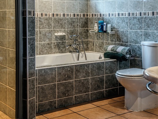 飯店和旅館的房間是否乾淨，通常查看浴室就能知道大概。浴缸是最明顯的，只要水一放下去，看看有沒有漂浮物就知道有沒有認真洗。至於地板，如果仍留有毛髮，那就知道這家飯店別說消毒，就連基本的清掃工作都沒有做好。(Photo from Pixabay)