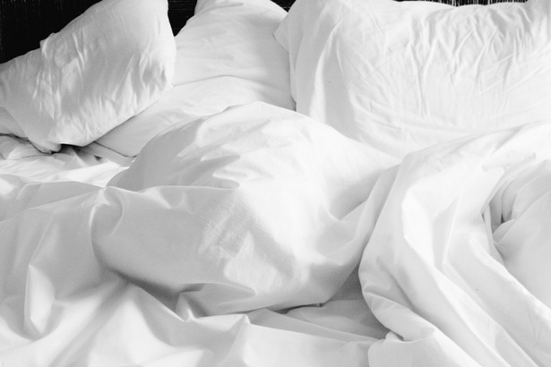 想要有效去除寢具濕氣，起牀後不立刻摺疊棉被，反而更能預防濕氣滯留。(Photo by Pixabay)