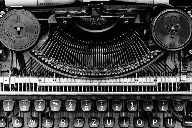 以前的機械打字機是靠著敲擊前方按鍵來驅動背後的撞針，繼而將字母印在紙面上，如果用 ABCDE 的順序來排列鍵盤，撞針跟撞針很容易就被卡住。(Photo by Pixabay)
