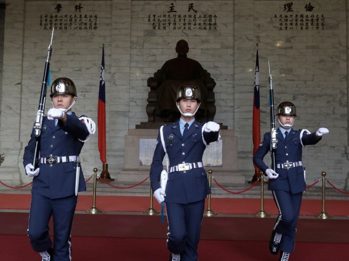 台灣文化部表示與國防部溝通後決定由下周一起調整中正紀念堂軍方儀仗隊禮兵執勤方式
