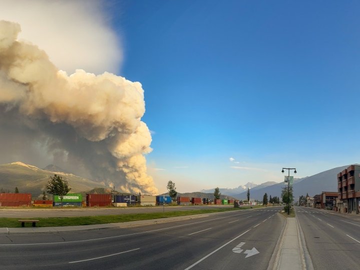 亞省Jasper鎮至今一半房屋或遭山火焚燒