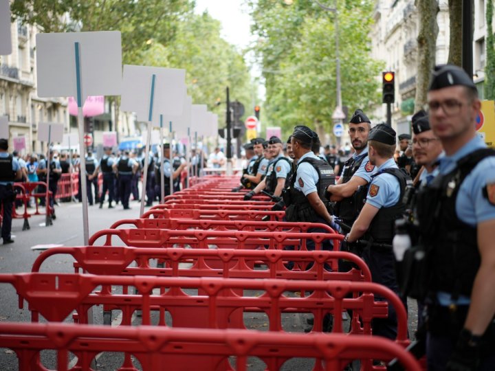 巴黎奧運︱開幕式會在塞納河舉行 現場保安明顯加強附近有警員和持槍軍警駐守
