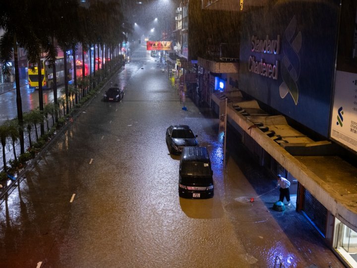 香港天文台在當地星期5凌晨1時40分發出一號戒備信號