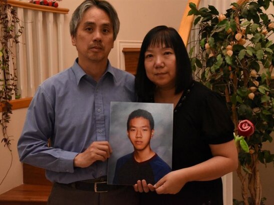 父母手持15歲少年黃曜輝（Alfred Wong）遺照。（資料圖片）