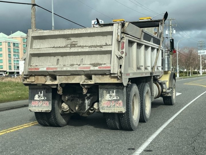 卑詩省府加強執法 安裝超高偵測系統防止商用車撞毀天橋