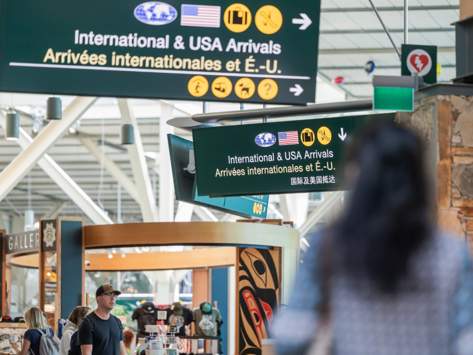 Featured News-往墨西哥航機現乘客鬧事 皇家騎警進入機場帶走多人