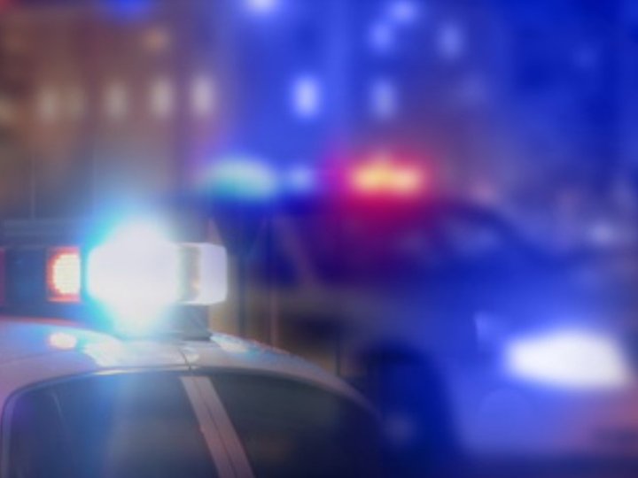 省南部內陸Kamloops的皇家騎警說1場瘋狂追逐最終以2架警車被撞以及1架貨車後廂座椅飛出而告終