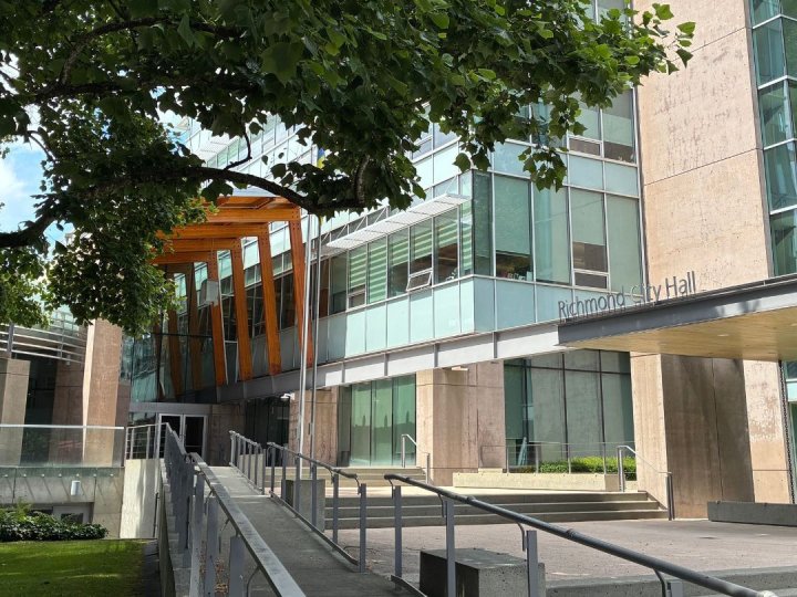 列治文市府提醒駕駛者夜市周五開始   附近車流量增加   建議改用其他路線