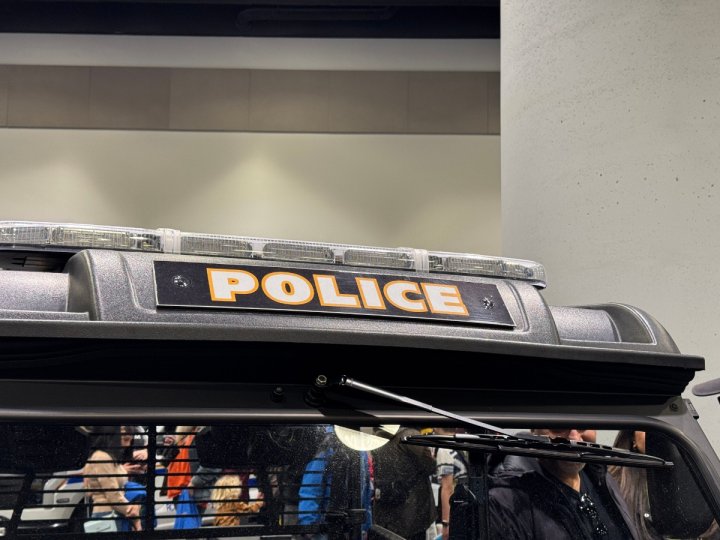 溫哥華警方說1名司機昨晚在市中心駕車撞穿圍欄後輕傷