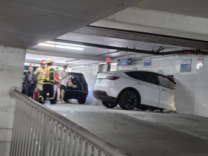私家車列市失控撞毀停車場牆身 半車身插入